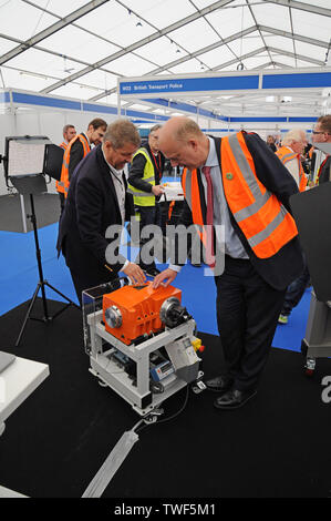 Long Marston, Warwickshire, Großbritannien. 20. Juni 2019. Rt Hon Chris Grayling MP, Staatssekretär für Verkehr, ist die Dynamik des neuen Getriebes Monitoring Systeme bei Rail Live 2019 gezeigt. Die zweitägige Veranstaltung ist der UK Showcase von neuer Technologie und Innovation für die Bahnindustrie. Credit: G. S. Essex/Alamy leben Nachrichten Stockfoto