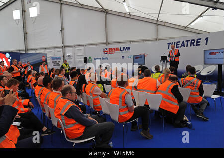 Long Marston, Warwickshire, Großbritannien. 20. Juni 2019. Rt Hon Chris Grayling MP, der Staatssekretär für Verkehr Adressen ein Publikum von Rail Industry Professionals bei Rail Live 2019. Die zweitägige Veranstaltung ist der UK Showcase von neuer Technologie und Innovation für die Bahnindustrie. Credit: G. S. Essex/Alamy leben Nachrichten Stockfoto