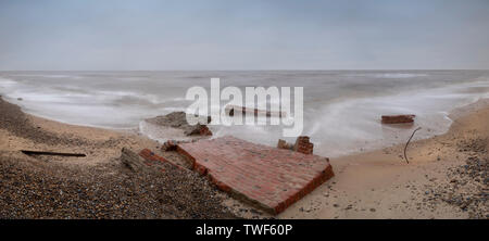 Panorama-aufnahme eines WW2 Gebäude, das nun in der Nordsee in Suffolk gefallen ist. Stockfoto