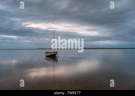 Ein einzelnes Boot an morston Punkt. Stockfoto