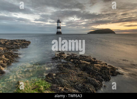 Penmon Point Lighthouse Sonnenaufgang in Anglesey. Stockfoto