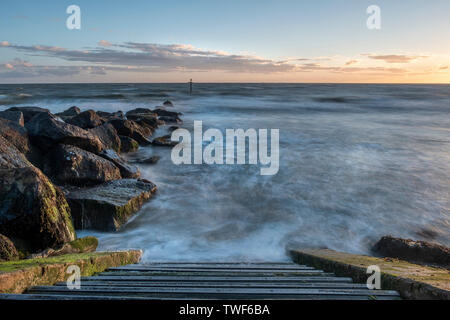Die Schritte in das Meer bei Sheringham Strand führt. Stockfoto