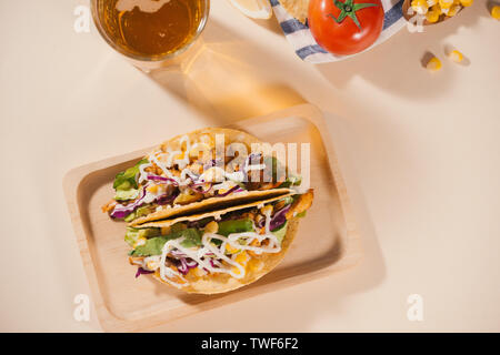 Traditionellen mexikanischen Taco mit Fleisch und Gemüse. Lateinamerikanische Küche. Stockfoto