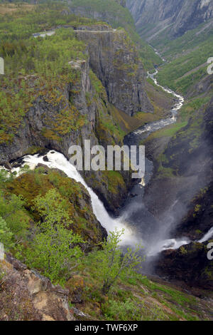 Voringfossen Wasserfall in Hardanger eidfjord Blick von oben eine große Touristenattraktion in Norwegen, eidfjord voringfossen Wasserfall oder voring fällt Stockfoto