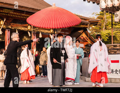 Traditionelle Hochzeit im Yasaka Jinja Schrein in Gion in Kyoto in Japan statt. Stockfoto