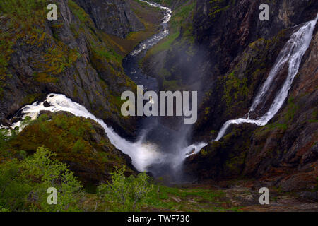 Wasserfalls voringfossen gesehen von der Aussichtsplattform, voringfossen Wasserfall in Hardanger eidfjord Blick von oben eine große Touristenattraktion in n Stockfoto