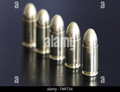 Nahaufnahme von 9 mm Goldene Pistole Kugeln Munition für den Hintergrund. Spezielle Kraft Einheiten. Stockfoto