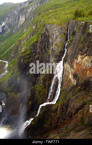 Bjoreio Fluss füllt den voringfossen im grünen Norwegen, voringfossen Wasserfall in Hardanger eidfjord Blick von oben eine große Touristenattraktion in Stockfoto