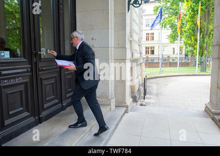 Magdeburg, Deutschland. Juni, 2019 20. Michael Richter (CDU) geht an die Staatskanzlei. Es Die Ministerin mit dem Zertifikat der Ernennung als Minister der Finanzen des Landes Sachsen-Anhalt vorgestellt werden. Am Nachmittag, die Politiker ist für sein neues Büro im Landtag vereidigt. Credit: Klaus-Dietmar Gabbert/dpa-Zentralbild/ZB/dpa/Alamy leben Nachrichten Stockfoto