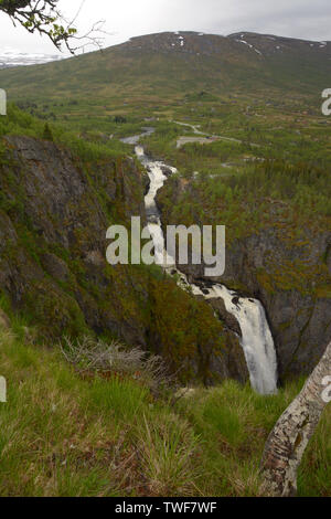 Norwegen voringfossen grüne Tal Panorama voringfossen Wasserfall in Hardanger eidfjord Blick von oben eine große Touristenattraktion in Norwegen Stockfoto