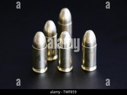 Nahaufnahme von 9 mm Goldene Pistole Kugeln Munition für den Hintergrund. Spezielle Kraft Einheiten. Stockfoto