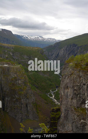 Beeindruckende voringfossen Aussicht vom mabodalen, voringfossen Wasserfall in Hardanger eidfjord Blick von oben eine große Touristenattraktion in Keine Stockfoto