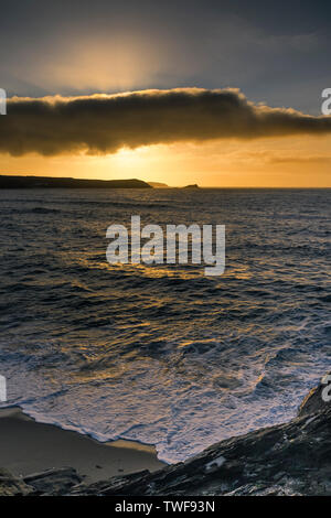 Ein spektakulärer Sonnenuntergang über Pentire Punkt östlich an der Küste von North Cornwall. Stockfoto