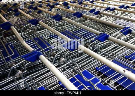 Foto von Shopping Carts zusammen gestapelt Stockfoto