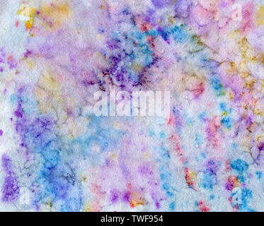 Abstrakte Aquarell Hintergrund mit bunten Farbe Flecken und Tropfen in Violett, Pink, Rot, Blau. Hand traditionelle Abbildung gezeichnet. Stockfoto