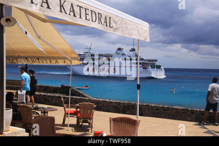 PLAYA BLANCA, LANZAROTE - Juni 14. 2019: Blick entlang Restaurant auf der Fähre von Fuerteventura anreisen Stockfoto