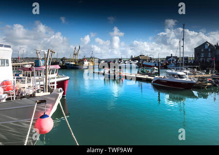 Frühling Sonnenschein und blauer Himmel über Yachten und Fischerboote in Padstow Hafen an der Küste von North Cornwall. Stockfoto