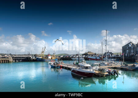 Frühling Sonnenschein und blauer Himmel über Yachten und Fischerboote in Padstow Hafen an der Küste von North Cornwall. Stockfoto