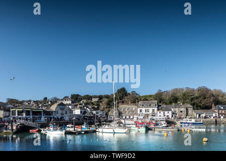 Frühling Sonnenschein und blauer Himmel über Yachten und Fischerboote in Padstow Hafen an der Küste von North Cornwall vertäut. Stockfoto