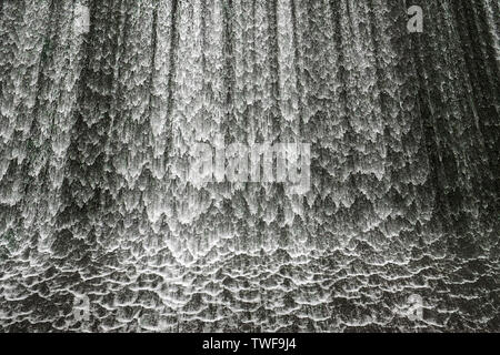 Wasser, das in der abflußkanal von Porth Reservoir in Cornwall. Stockfoto