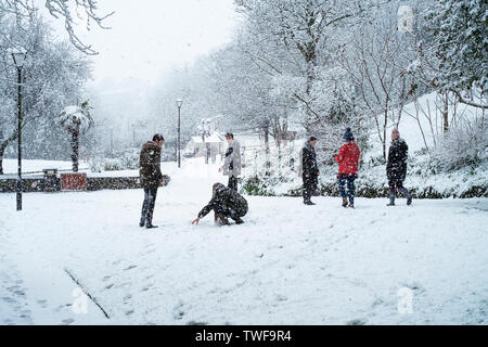 Personen, die der starke Schneefall in Trenance Park in Newquay in Cornwall. Stockfoto