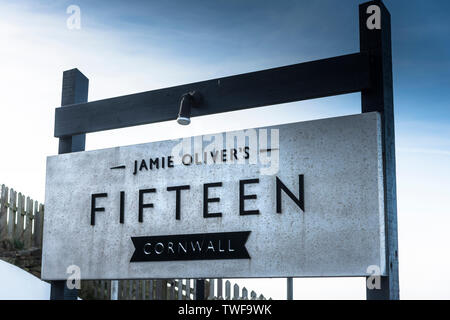 Das Zeichen für Jamie Olivers Restaurant 15 im Watergate in Cornwall. Stockfoto