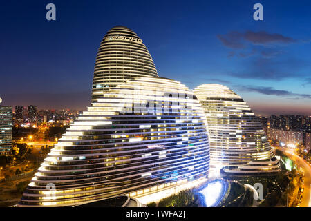 Ityscape und berühmte Gebäude, WangJing Soho in der Nacht. Stockfoto
