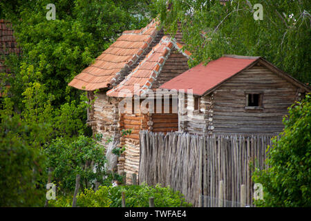 Alte Hütten bauen in einer Reihe. Grün rund herum. Stockfoto