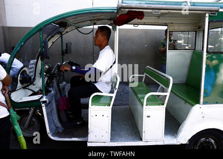 ANTIPOLO CITY, Philippinen - Juni 18, 2019: Geänderte Passagier Dreirad auf einem öffentlichen Parkplatz geparkt. Stockfoto