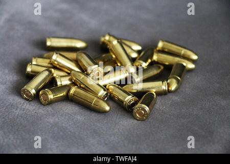 Nahaufnahme von 9 mm Goldene Pistole Kugeln Munition für den Hintergrund. Spezielle Kraft Einheiten. Stockfoto