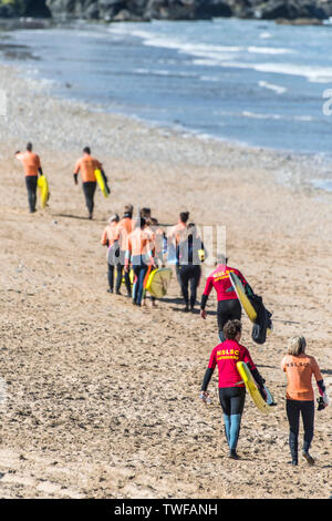 NSLSC Mitglieder einer Surf Rescue Training mit ihren Lehrern auf den Fistral Beach in Newquay in Cornwall. Stockfoto