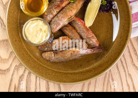 Fisch roch in einer Platte gebraten. top View Stockfoto