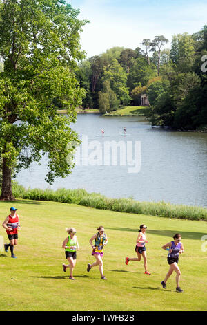 Läufer an Chris Evan's Run Fest laufen bei Bowood Haus in der Nähe von Chippenham GROSSBRITANNIEN Stockfoto