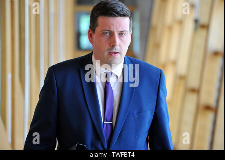 Edinburgh, Großbritannien. Juni, 2019 20. Im Bild: Jamie Hepburn MSP wöchentliche Sitzung des Ersten Minister Fragen, die in der Kammer des Schottischen Parlaments, Edinburgh. Credit: Colin Fisher/Alamy leben Nachrichten Stockfoto