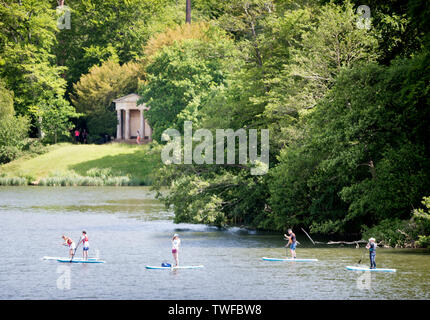 Paddleboarders auf Chris Evan's Run Fest laufen bei Bowood Haus in der Nähe von Chippenham GROSSBRITANNIEN Stockfoto