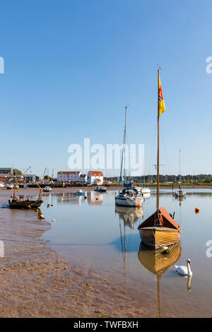 Ebbe auf dem Fluß Deben an Tidemill Yachthafen in Woodbridge. Stockfoto