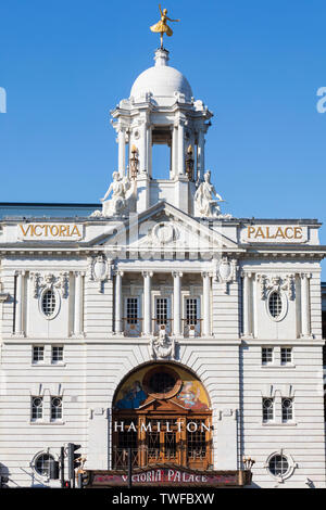 Vorderansicht des Victoria Palace Theatre. Stockfoto