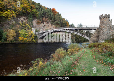 Thomas Telfords Craigellachie Brücke über den River Spey in Schottland. Stockfoto
