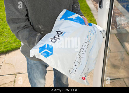 Mann mit DPD lokale expresspak Paket. Stockfoto