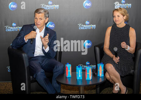 Cannes, Frankreich, 19. Juni 2019, P&G Marc Pritchard und Katie Couric (amerikanische Journalist und Autor/Katherine Anne Couric) Speakers' Corner - Cannes Lions Festival - Internationales Festival der Kreativität © ifnm/Alamy leben Nachrichten Stockfoto