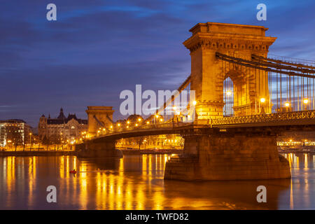 Dämmerung an der Brücke zwischen Buda und Pest über den Fluss Donau. Stockfoto