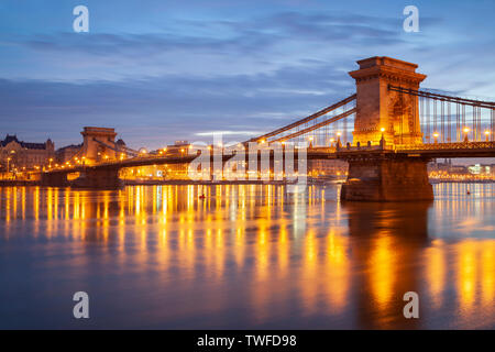 Dämmerung an der Brücke zwischen Buda und Pest über den Fluss Donau. Stockfoto