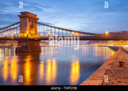 Dämmerung an der Brücke zwischen Buda und Pest über den Fluss Donau. Stockfoto