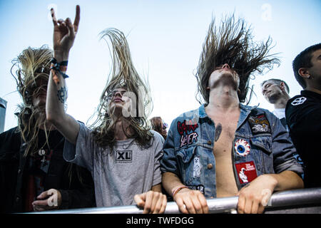 Kopenhagen, Dänemark. Juni, 2019 19. Kopenhagen, Dänemark - Juni 19., 2019. Festivalbesucher und heavy metal fans headgbang auf einem Live-konzert mit dem Griechischen Band 1000 Mods während der dänischen Heavy Metal Festival Copenhell 2019 in Kopenhagen. (Foto: Gonzales Foto/Alamy leben Nachrichten Stockfoto