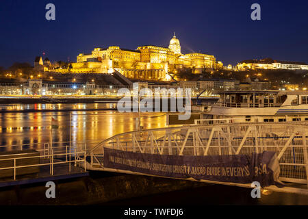 Die Budaer Burg über die Donau in Budapest gesehen in der Nacht. Stockfoto