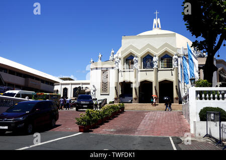 ANTIPOLO CITY, Philippinen - 18. JUNI 2019: Fassade und Eingang des Antipolo Dom oder die Unsere Liebe Frau des Friedens und sichere Reise Pfarrei. Stockfoto