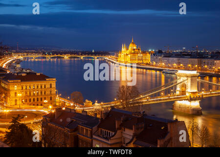 Nacht fällt auf der Donau in Budapest. Stockfoto