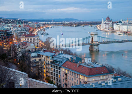Nacht fällt auf der Donau in Budapest. Stockfoto