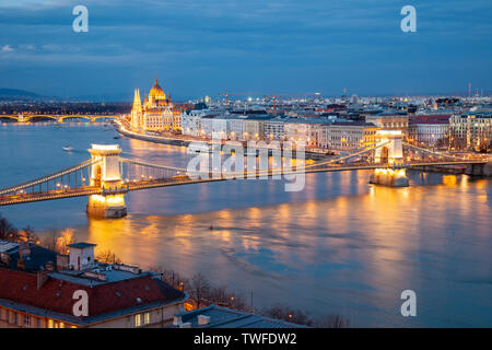 Nacht fällt auf der Donau in Budapest. Stockfoto