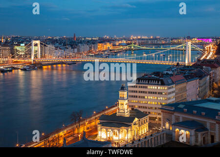 Nacht fällt auf der Donau in Budapest. Stockfoto